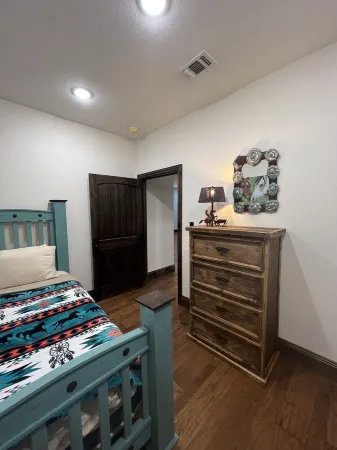 Downtown apartment in Vernon! Отели в г. Вернон