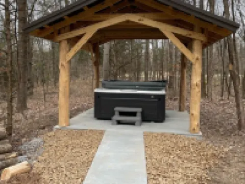 Brand new cabin in the woods with hot tub  1/2 mile from Starview Winery Hotels in Union County