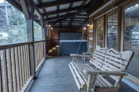 A~Bears Den- Pet Friendly, Hot Tub, 2 King Suites, Minutes to GSMNP!