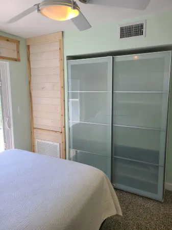 The Palms is secluded & view of the intercoastal. Отели рядом с достопримечательностью «сквер Уан»