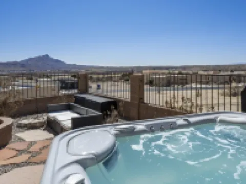 TURTLEBACK OASIS! Mins to Lake, Hot Springs & Golf 象山村酒店