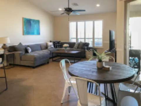 Resort Living! Quiet Lakefront Home. Pool, large shaded patio, fishing, sleeps 9