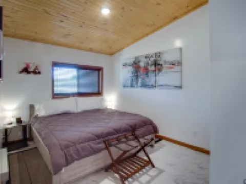 Private Hot Tub, King Size Bed Crystal Mountain 17 miles, Traverse City Sleeps 4 Hotels in Interlochen