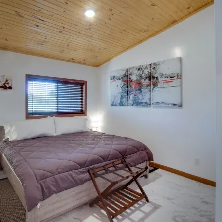 Private Hot Tub, King Size Bed Crystal Mountain 17 miles, Traverse City Sleeps 4 Отели в г. Интерлошен