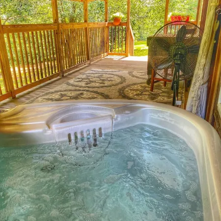 Cozy Cabin with an amazing deck and beautiful views of Lake Fort Smith!