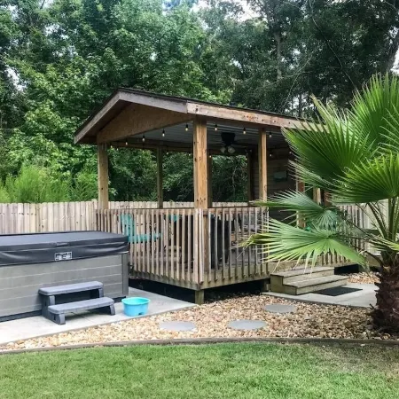 Cute Bungalow, Hot tub, game room,fenced yard