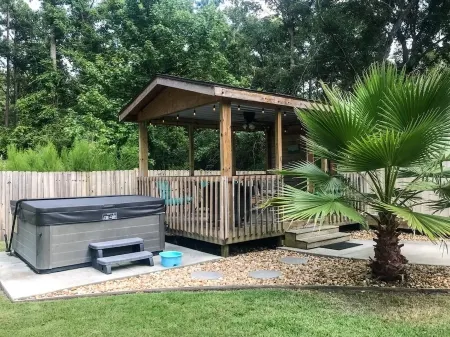 Cute Bungalow, Hot tub, game room,fenced yard Отели в г. Стамп Саунд