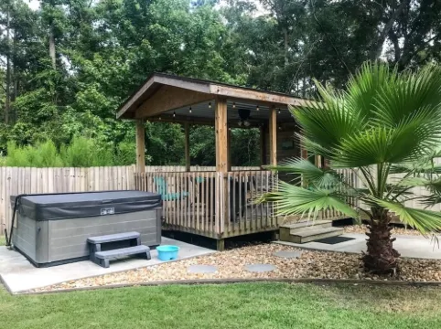 Cute Bungalow, Hot tub, game room,fenced yard