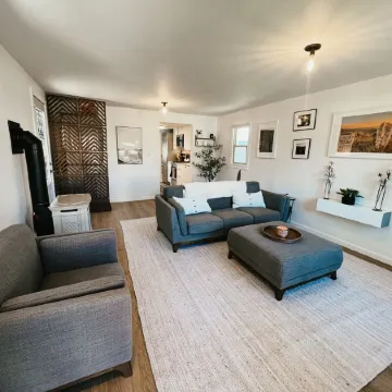Modern Bungalow - Pet Friendly - Close to downtown