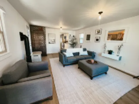 Modern Bungalow - Pet Friendly - Close to downtown