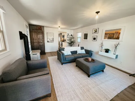 Modern Bungalow - Pet Friendly - Close to downtown