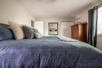⤃ Colorado Hideaway! 2 BR, 1.5 Bath w/AC Sleeps 6!