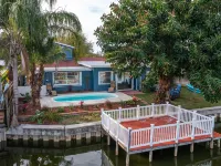 Remodeled Lake Front Pool Home! Sleeps 13! Bring dogs and kids! Hotels in Holiday