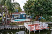Remodeled Lake Front Pool Home! Sleeps 13! Bring dogs and kids!