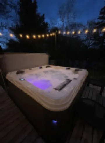 Feet from Lake & Downtown, Pond View, Hot Tub, Pets, Firepit, Sleeps 16, 6Br
