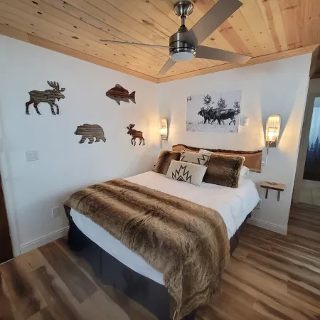 Vail - 2 Guests - Private Studio w/ Queen Bed - Pet Friendly!