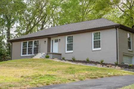 Cozy Suburban Home Near Nashville