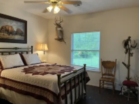 Lodge with fishing & guided hunts available! Minutes from Tulsa & Grand Lake!