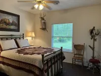 Lodge with fishing & guided hunts available! Minutes from Tulsa & Grand Lake!