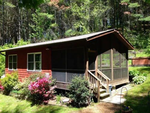 Broadwing Farm Cedar Cabin- Hot Tub with Fresh, Hot Mineral Water - 85 Acre Farm
