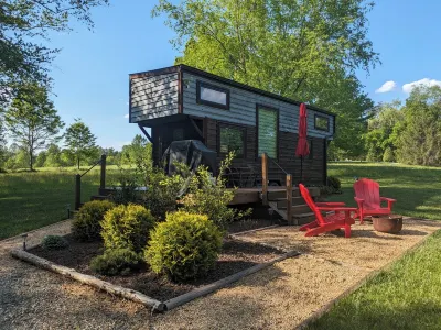 Cozy tiny home w/lofted king bed, outdoor oasis and 5-15m to local activities