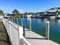 Beach Boating Paradise-Heated Pool,2 King Suites,90ft Dock,Game Room,Bikes,5Star