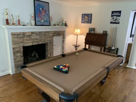 Hot Tub & Private Lake Modern Country Oasis in Heart of City Отели рядом с достопримечательностью «Herman Marshall Whiskey»