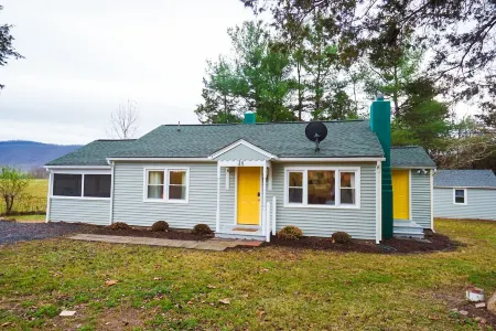 Cozy Retreat - Hot tub + Mountain Views + Pets