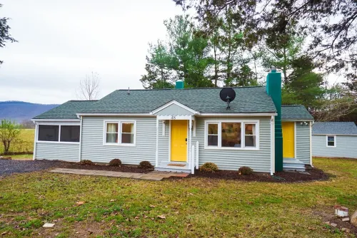 Cozy Retreat - Hot tub + Mountain Views + Pets