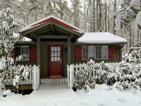 Creek side cottage with fire pit.  Walk to Cashiers. Dog friendly.