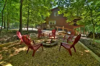 Walk to the River! 3 Story Cabin w/ Firepit~ Games ~ Fireplace~Covered deck!
