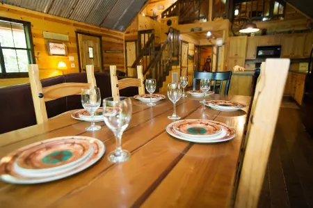 Crazy Horse is a charming Broken Bow Cabin with all the Amenities. Отели в г. Брокен Боу
