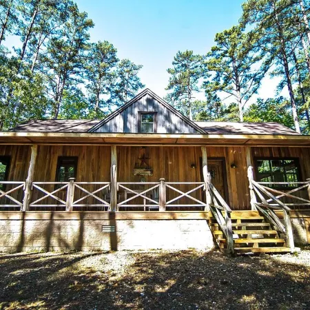 Crazy Horse is a charming Broken Bow Cabin with all the Amenities.