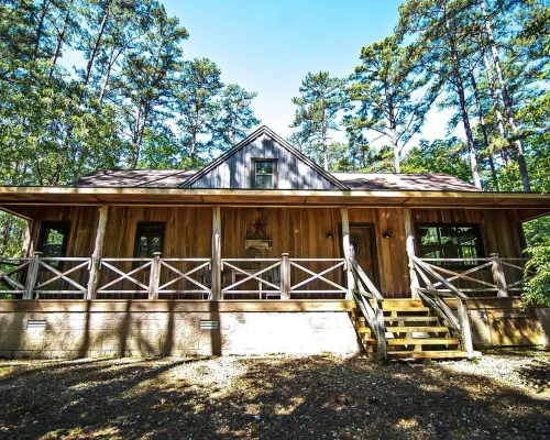 Crazy Horse is a charming Broken Bow Cabin with all the Amenities. Hotels in Broken Bow
