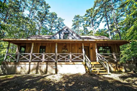 Crazy Horse is a charming Broken Bow Cabin with all the Amenities.