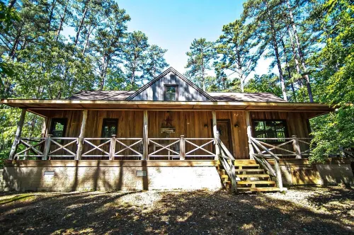Crazy Horse is a charming Broken Bow Cabin with all the Amenities. Hotels in Broken Bow