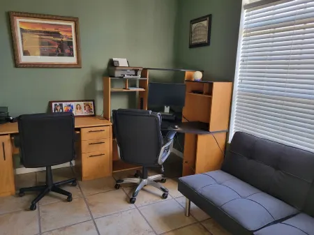 Beautiful 4 Br-2.5 Bath-Office-Golf Course-Pool-Hot Tub-Sleeps 9-Dog Friendly!