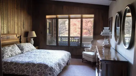 Pine Grove Retreat- True Mtn. Chalet near 7 Springs, Falling Water, & Ohiopyle