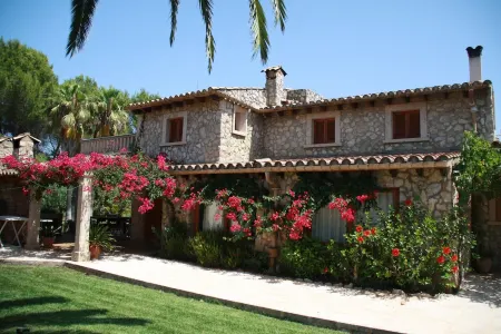 Beautiful very quiet villa with pool, large terraces and a large garden.