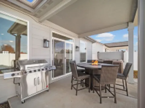 Modern Spacious Family Home w/ Hot Tub & Fire Pit