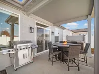 Modern Spacious Family Home w/ Hot Tub & Fire Pit