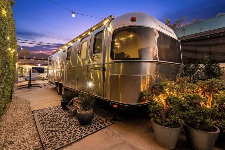 Hip Venice Beach Luxury Airstream and Creative Space Отели рядом с достопримечательностью «Аббот Кинни Бульвар»