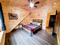 A fairytale like Cottage tucked in the woods: hot tub/wi-fi/game room/firepit!
