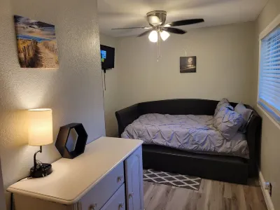 SunnySide Getaway <15mins from beach/Dtown/airport Hotels near Central Broward Park & Broward County Stadium
