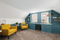 Sunscape Bungalow: Themed Rooms, Library/Office, 20 min Downtown, Wifi, Games WD