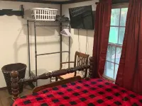 Creekside Cabin skiing/hiking & Appalachian Trail. Hotels in Mitchell County
