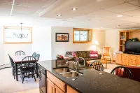 Ski in/Ski out 2 Bedroom Directly on Grammy Jay Run