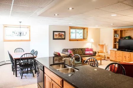 Ski in/Ski out 2 Bedroom Directly on Grammy Jay Run Отели рядом с достопримечательностью «Джей Пик Резорт»