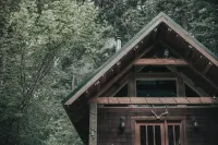 The Lodge @ SkyCamp: Cozy cabin with hot tub 15min from Stevens Pass - シャレー