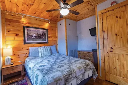 Ridgetop Retreat with Mountain View & Hot Tub! Unit 3 BrysonCity! GSMR!